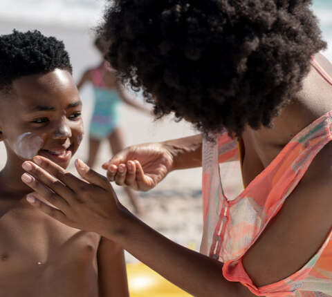 ¿Viajas con niños? Cuida su piel durante las vacaciones