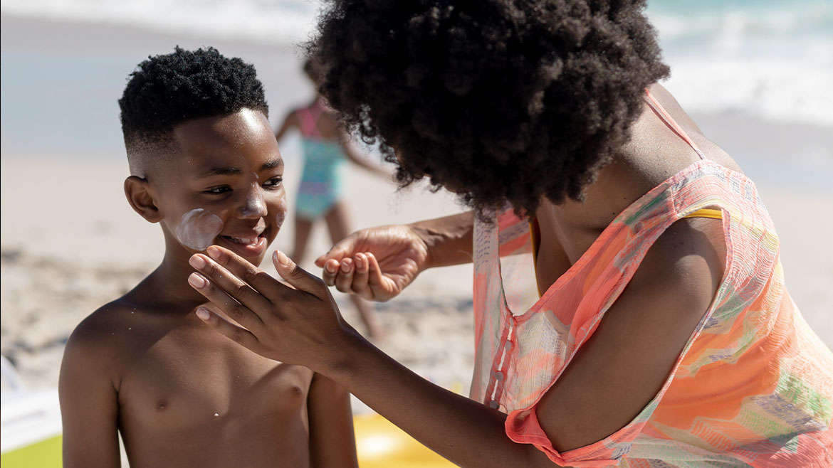 ¿Viajas con niños? Cuida su piel durante las vacaciones